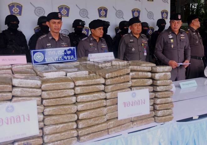  Polis di selatan Thai menunjukkan dadah yang dirampas selepas menggagalkan percubaan menyeludup sejumlah besar ganja ke Malaysia dalam dua insiden berasingan di Songkla dan Satun pada sidang media hari ini. - Foto BERNAMA