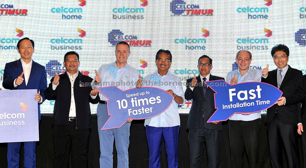  Musa (tengah) bersama Michael (tiga, kiri) pada majlis pelancaran ‘Celcom Home Fiber dan Celcom Business Fibre’ semalam. — Gambar Bernama