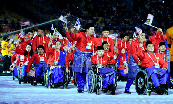  Kontinjen Malaysia berarak masuk pada Majlis Pembukaan Sukan Para Asean Ke-9 Kuala Lumpur 2017 (APG KL2017) di Stadium Nasional Bukit Jalil, Kuala Lumpur malam kelmarin. — Gambar Bernama