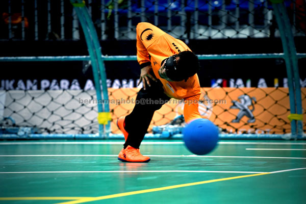 Pemain goalball negara Muhammad Amirul Ahmad beraksi menentang Thailand sempena Para ASEAN Kesembilan di Pusat Pameran dan Dagangan Antarabangsa Malaysia, Kuala Lumpur kelmarin. — Gambar Bernama
