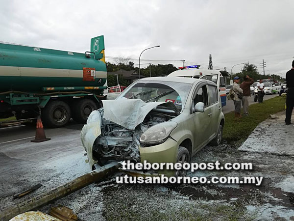  Bahagian kereta mangsa selepas merempuh tiang lampu jalan dipercayai hilang kawalan.