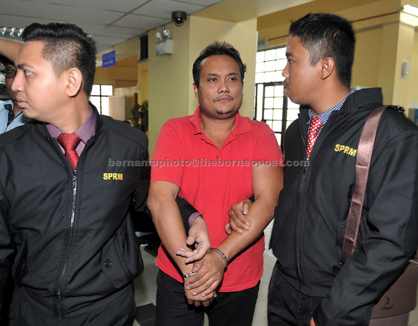  Muhammad Khudzairi dihadapkan di Mahkamah Majistret dekat Johor Bahru, semalam atas lima pertuduhan memalsukan dokumen dan menipu dalam permohonan kad pengenalan sejak 2012 hingga 2015. — Gambar Bernama