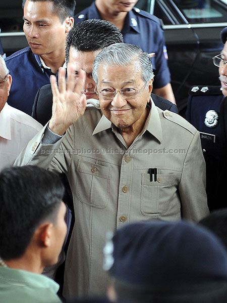 Tun Mahathir tiba untuk memberi keterangan pada prosiding Suruhanjaya Siasatan (RCI) Untuk Menyiasat Kes Kerugian Akibat Urus Niaga Mata Wang Asing oleh Bank Negara Malaysia Sekitar Tahun 1990-an di Istana Kehakiman dekat Putrajaya, semalam. — Gambar Bernama
