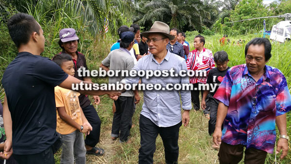  Ronald bersalaman dengan penduduk Kampung Keliaga yang menyambut kedatangan beliau.