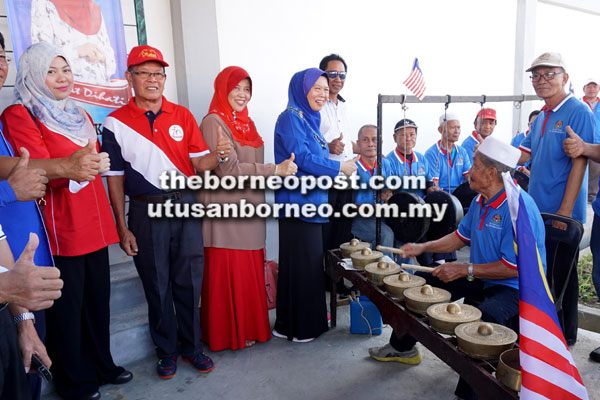  Azizah (empat kiri) merakamkan gambar kenangan bersama pemain kulintangan.