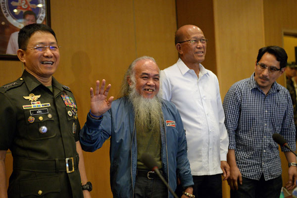  Suganob (dua kiri) mengadakan sidang akhbar bersama Ano (kiri), Lorenzana (dua kanan) dan jurucakap jawatankuasa krisis Marawi Zia Alonto di ibu pejabat tentera di Manila, semalam. — Gambar AFP