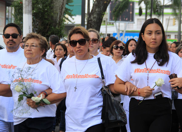  Gabriela Miranda (tengah) dan Karen Castilla Miranda (kanan), masing-masing ibu dan adik Castilla, menyertai protes di Xalapa, negeri Veracruz kelmarin. — Gambar AFP