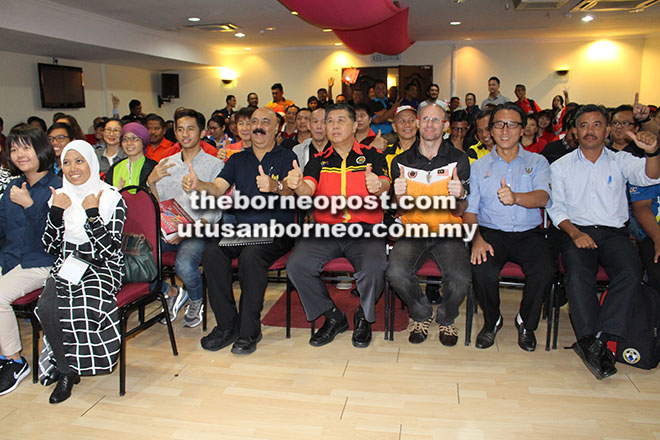  (Dari dua kanan) Chin, Andre, Ong dan Balbir bersama peserta seminar di Kuching Ahad lalu.