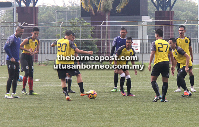  Pemain-pemain Sarawak memanaskan badan sebelum memulakan sesi latihan di Stadium Negeri, Petra Jaya Kuching kelmarin. Gambar sisipan Posa.