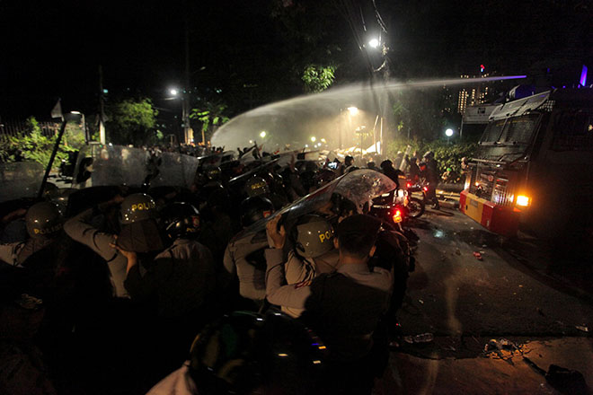  Polis menggunakan meriam air untuk menyuraikan penunjuk perasaan yang berkumpul di luar Yayasan Bantuan Perundangan Indonesia di Jakarta, awal pagi semalam dalam gambar rakaman Antara Foto. — Gambar Reuters