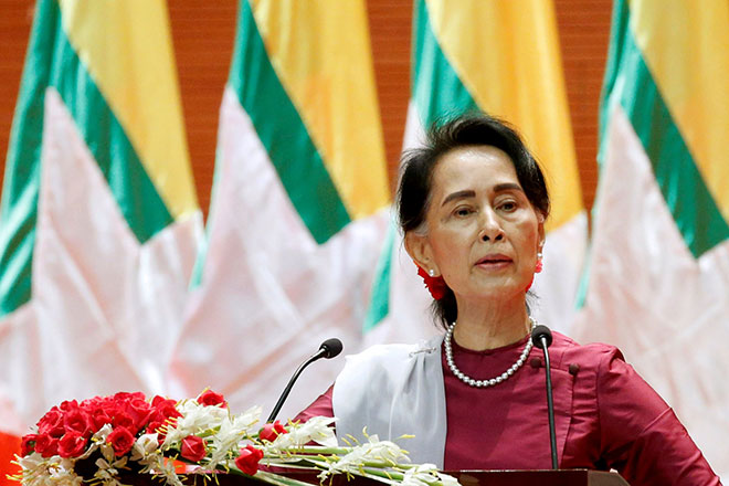  Suu Kyi menyampaikan ucapan kepada negara berhubung situasi Rakhine dan Rohingya di Naypyitaw, semalam. — Gambar Reuters