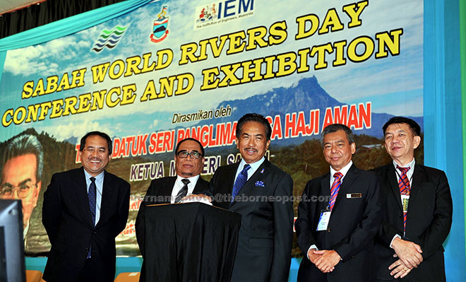  Musa (tengah) merasmikan Persidangan dan Pameran Hari Sungai Sedunia Peringkat Negeri Sabah 2017 semalam.  Turut hadir Yahyah (dua kiri). — Gambar Bernama