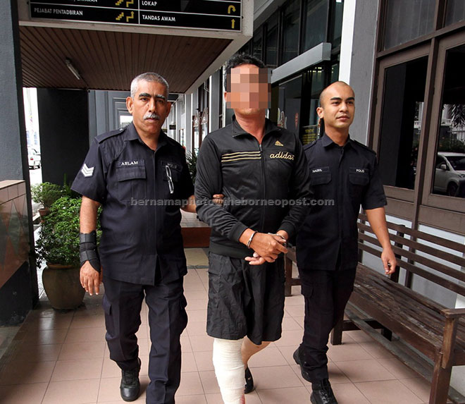  Leong diiringi anggota polis selepas didakwa di mahkamah dekat Ipoh, semalam atas enam pertuduhan pelbagai kesalahan termasuk cubaan membunuh dan mendatangkan kecederaan ke atas anggota polis pada September lalu. — Gambar Bernama