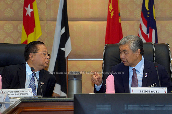  Zahid (kanan) berbincang bersama Sabri semasa mempengerusikan Mesyuarat Peringkat Tinggi (HLC) Mengenai Pasukan Petugas Khas Sekolah-sekolah Tahfiz di Bangunan Perdana Putra, Putrjaya semalam. — Gambar Bernama