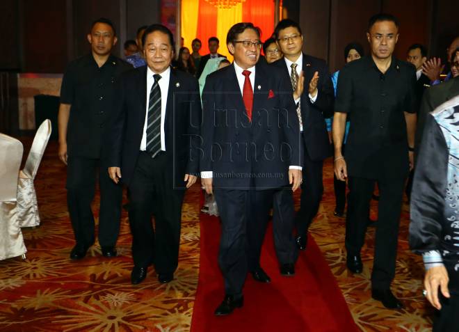 Konsul Besar China Di Kuching, Fu Jijun (dua kiri) ketika mengiringi Abang Johari yang tiba di Majlis Makan Malam Ulang Tahun Ke-68 Republik Rakyat China di Kuching semalam. Turut bersama Menteri Perdagangan Antarabangsa dan E-Dagang, Dato Sri Wong Soon Koh (dua kanan).