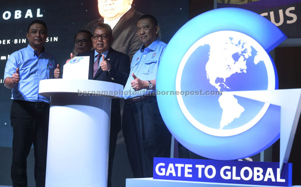  Awang Adek (dua kanan) melancarkan Program ‘Gate To Global’ di Kuala Lumpur, kelmarin. — Gambar Bernama