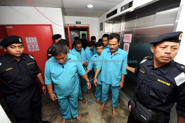  Sebahagian daripada sepuluh lanun dibawa ke mahkamah oleh anggota Agensi Penguatkuasaan Maritim Malaysia (APMM) untuk didakwa kerana merompak kapal tangki minyak di Mahkamah Sesyen Kuala Terengganu, semalam. — Gambar Bernama