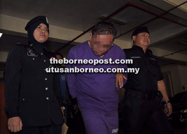  Suspek dibawa keluar dari Mahkamah Kuching semalam untuk direman selama tujuh hari bagi membantu siasatan lanjut.