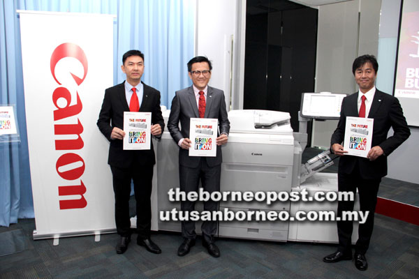  (Dari kiri) Mah, Koh dan Pengarah Kanan PPP dan Solusi Pengimejan Perniagaan (BIS) Canon Marketing (Malaysia) Yoshiie Masato menunjukkan model baharu imagePRESS C650 model.