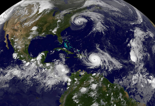  Maria mara dengan kekuatan maksimum kategori 5 ke Kepulauan Virgin dan Puerto Rico kelmarin setelah membadai Dominica manakala Hurikan Jose (atas) turut kelihatan di Lautan Atlantik dalam imej satelit GOES East NOAA yang dirakam pada jam 9.45 malam waktu tempatan kelmarin. — Gambar Reuters