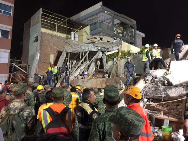  Anggota penyelamat giat mencari mangsa terperangkap dalam runtuhan sekolah Enrique Rebsamen di Kota Mexico awal pagi semalam. — Gambar Reuters