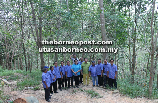  Wetrom (lima kanan) mengabadikan gambar kenangan di kawasan tanaman getah.