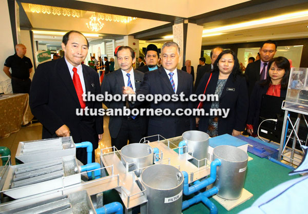  Arifin (tengah) bersama Joseph (kiri) dan tetamu jemputan lain ketika melawat tapak pameran sempena Seminar ICT 2017 Sektor Awam Negeri Sabah Peringkat Jabatan Ketua Menteri.