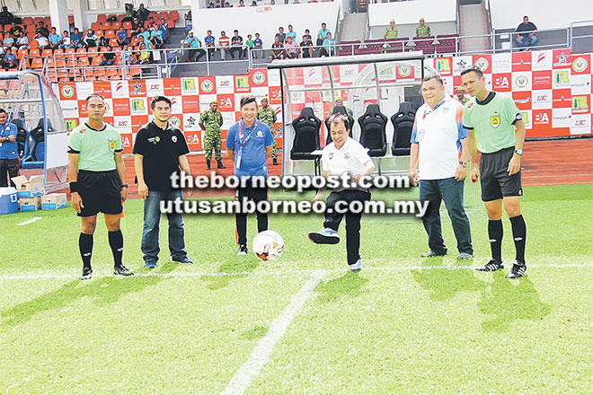  Posa melakukan sepak mula semasa perlawanan Kuching-Gedong Gators dan Serian FA untuk merasmikan saingan LBR Zon Sarawak.