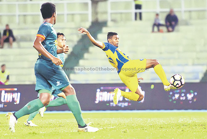  Pemain Pahang R.Kogileswaran melayangkan badan untuk menjaringkan gol pertama ketika menentang Sarawak pada perlawanan Liga Super 2017 di Stadium Darul Makmur. — Gambar Bernama