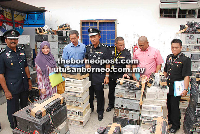  Jauteh (tengah) bersama Khalkausar (dua kiri), Rosley (tiga kanan) dan Rajendran (kiri) dengan barangan e-Waste yang akan dilupuskan.