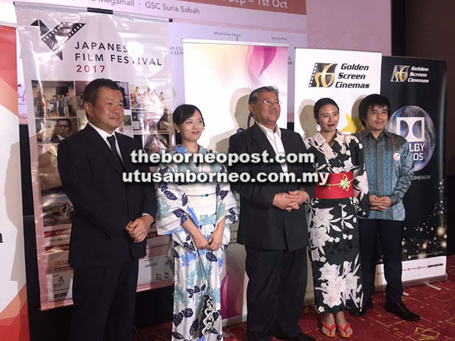  Kenji Ohta (kiri), Tan Sri Datuk Amar Mohamad Morshidi (tengah) dan juga Koichi Horikawa (kanan) bergambar bersama pada acara pembukaan JFF’17 di Kuching, kelmarin.