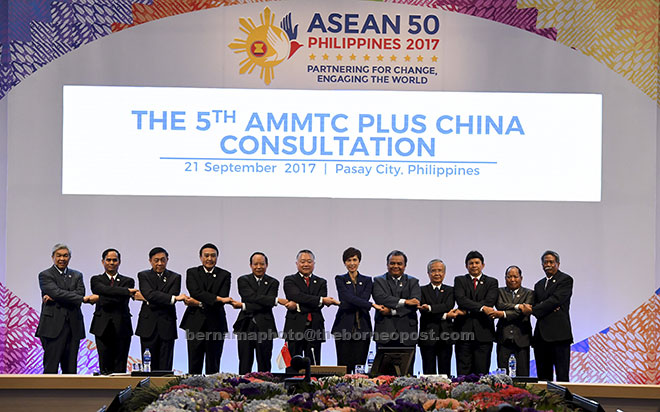  Ahmad Zahid (kiri sekali) bergandingan tangan bersama wakil ketua-ketua negara anggota ASEAN pada mesyuarat ‘The 5th AMMTC Plus China Consultation’ sempena Mesyuarat Menteri-Menteri ASEAN Mengenai Jenayah Rentas Sempadan (AMMTC) Ke 11 dan Mesyuarat Khas Menteri-Menteri ASEAN Mengenai Peningkatan Fahaman Radikal dan Keganasan Melampau (SAMMRRVE) Ke-2 semalam. — Gambar Bernama