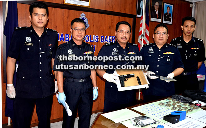   Supt Zulkipli (tengah) bersama pegawai-pegawai JSJ dan Narkotik menunjukkan pistol tiruan, pisau serta dadah yang  dirampas daripada seorang lelaki tempatan di Bintulu.