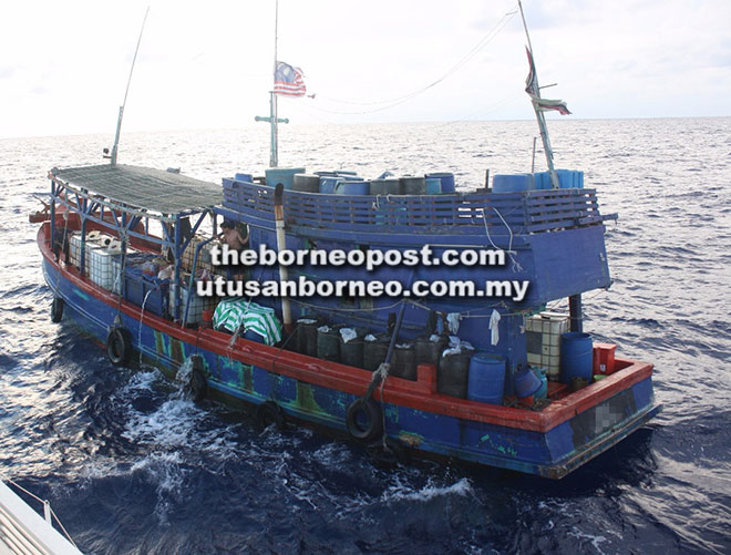  Bot nelayan tempatan dengan kru warga asing diiring ke PTV di Pulau Melayu oleh pihak APMM DM13 pada 19 September lalu.