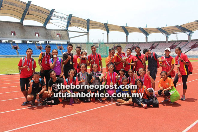  Atlet SMK Tabuan Jaya meraikan kejayaan bersama Penolong Jurulatih Mas Ibrahim (tujuh kanan) selepas kejohanan berakhir.