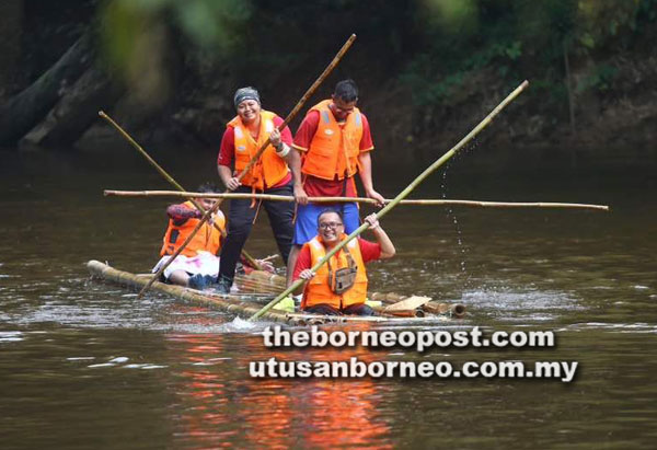 Peserta perlumbaan rakit menamatkan cabaran kayuhan sepanjang Sungai Semadang.