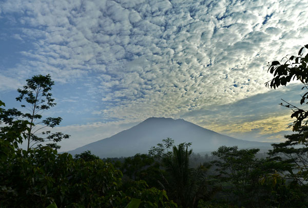  Pemandangan menunjukkan keadaan di sekitar Gunung Agung di Karangasem, Pulau Bali semalam. — Gambar AFP