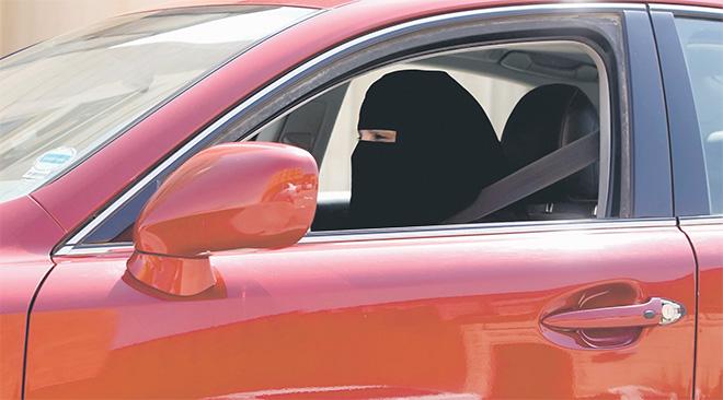  Gambar fail 22 Oktober, 2013 menunjukkan seorang wanita dilihat memandu sebuah kereta di Riyadh. — Gambar Reuters