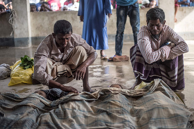  Dua lelaki Rohingya meratap hiba di sisi jenazah anak-anak mereka, yang mati lemas selepas bot yang membawa pelarian Rohingya karam di perairan Bangladesh, di sebuah sekolah di Cox’s Bazar semalam. — Gambar AFP