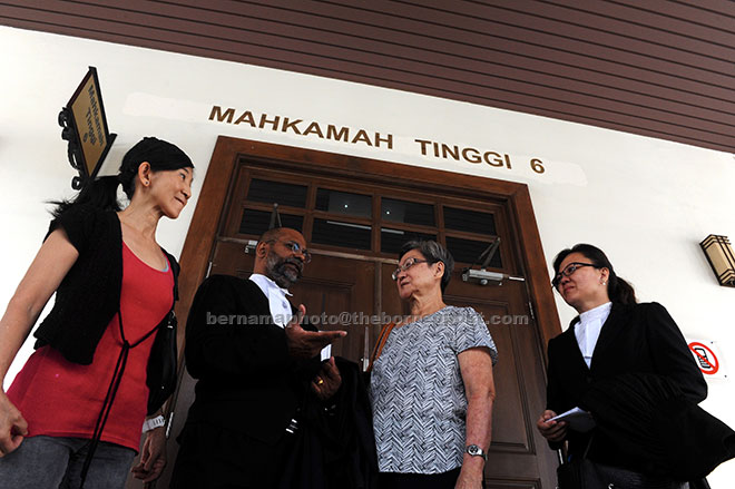  Lim (dua kanan) ibu kepada mendiang Cheah Chin Lee, berjaya memperoleh ganti rugi RM184,000 selepas Mahkamah Tinggi semalam memutuskan kematian anaknya itu disebabkan kecuaian polis pada 2012 di George Town.  — Gambar Bernama