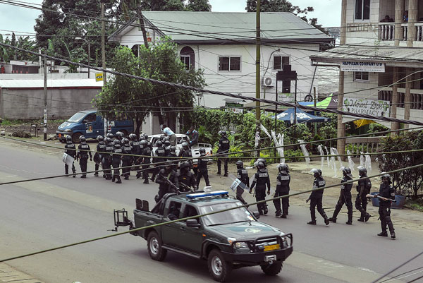  Pegawai polis berkelengkapan antirusuhan meronda di sebatang jalan dalam bahagian pentadbiran Buea kira-kira 60 kilometer barat Douala kelmarin. — Gambar AFP