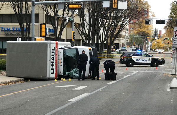  Anggota polis menjalankan siasatan di tempat kejadian di mana trak dipandu suspek terbalik ketika dikejar polis di persimpangan 107 Street dan 100th Avenue di hadapan Hotel Matrix di Edmonton, Alberta kelmarin. — Gambar Reuters