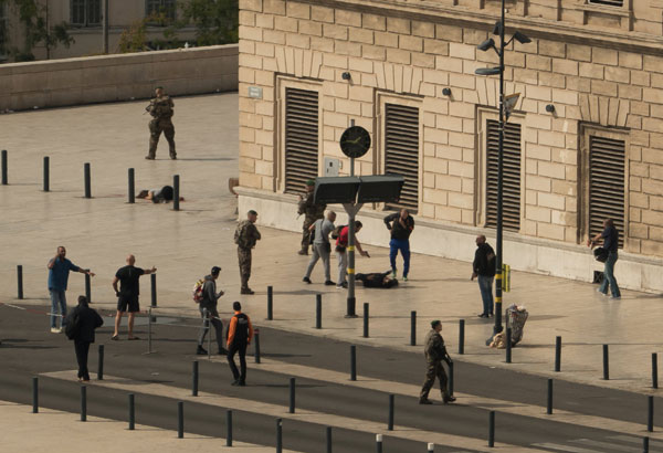  Gambar yang diperolehi daripada media sosial kelmarin menunjukkan suspek terbaring di atas tanah dikerumuni polis selepas menyerang dua wanita di Stesen Saint-Charles di Marseille, kelmarin. — Gambar Reuters