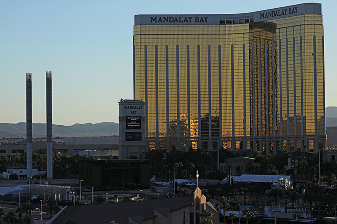  Pemandangan di hadapan pentas dan kawasan sekitarnya dengan tingkap pecah pada bangunan hotel Mandalay Bay menunjukkan lokasi penyerang susulan serangan di Las Vegas Strip di Nevada, kelmarin. — Gambar Reuters