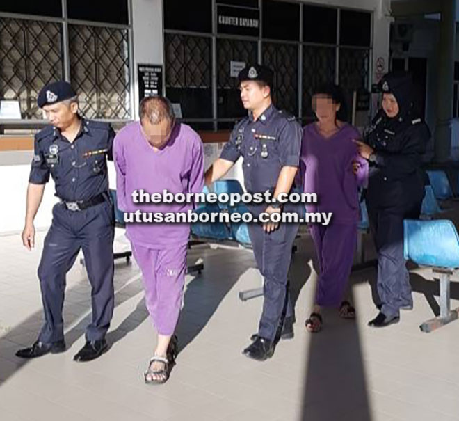  Pasangan suami isteri tersebut dibawa keluar dari Mahkamah Bintulu semalam selepas tahanan reman tujuh hari diluluskan.