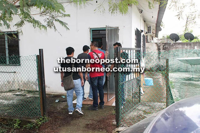  Anggota polis JSJ menyerbu ke rumah terbabit sejurus pintu utama rumah itu berjaya dibuka.