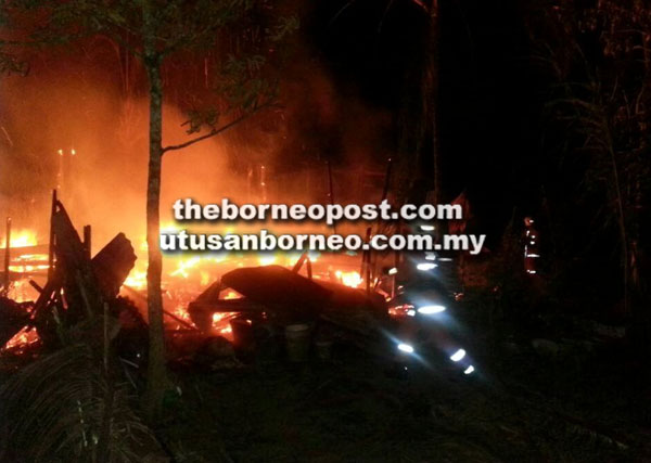  Anggota bomba sedang berusaha memadamkan kebakaran.