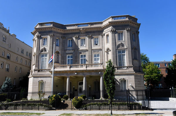  Bendera Cuba berkibar di luar kedutaannya di Washington DC, kelmarin. — Gambar AFP