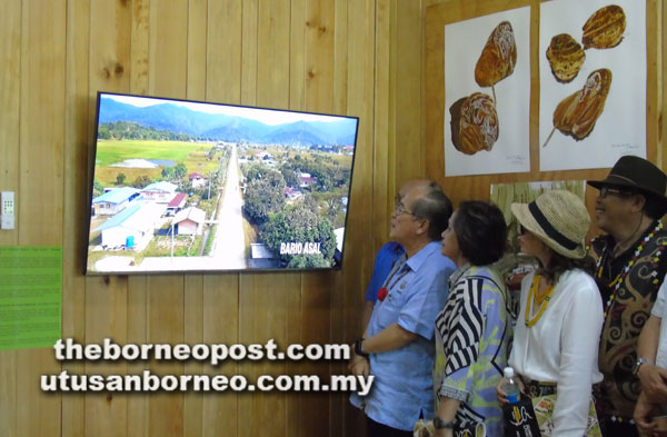  Uggah ketika merasmikan Muzium Digital Bario. 