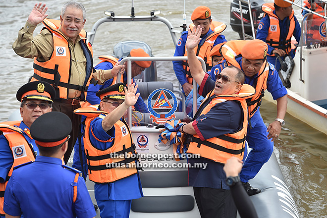  Shahidan (kanan) secara simbolik menyerahkan bot amphibious sealeg kepada Uggah (dua kanan).